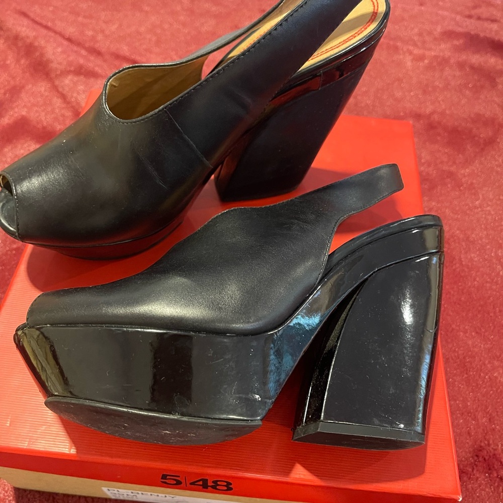5/48 Black Platform Heels